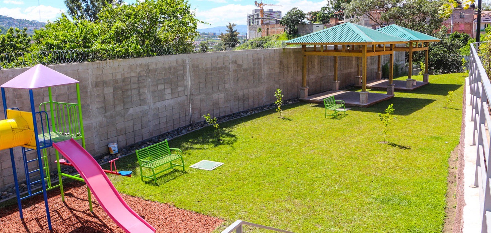 Área de juegos infantiles y kioscos con jardín en Distrito Verde