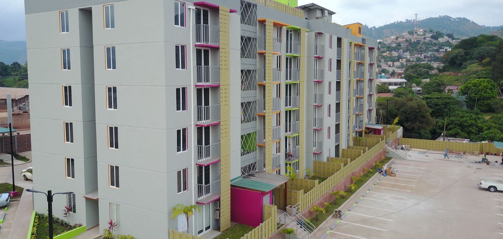 Fachada de Distrito Verde con sus balcones de colores