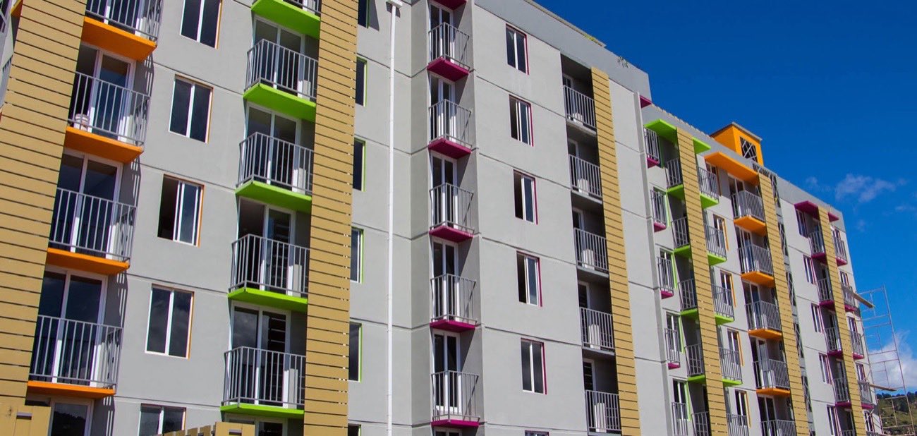 Fachada del edificio con sus balcones de colores