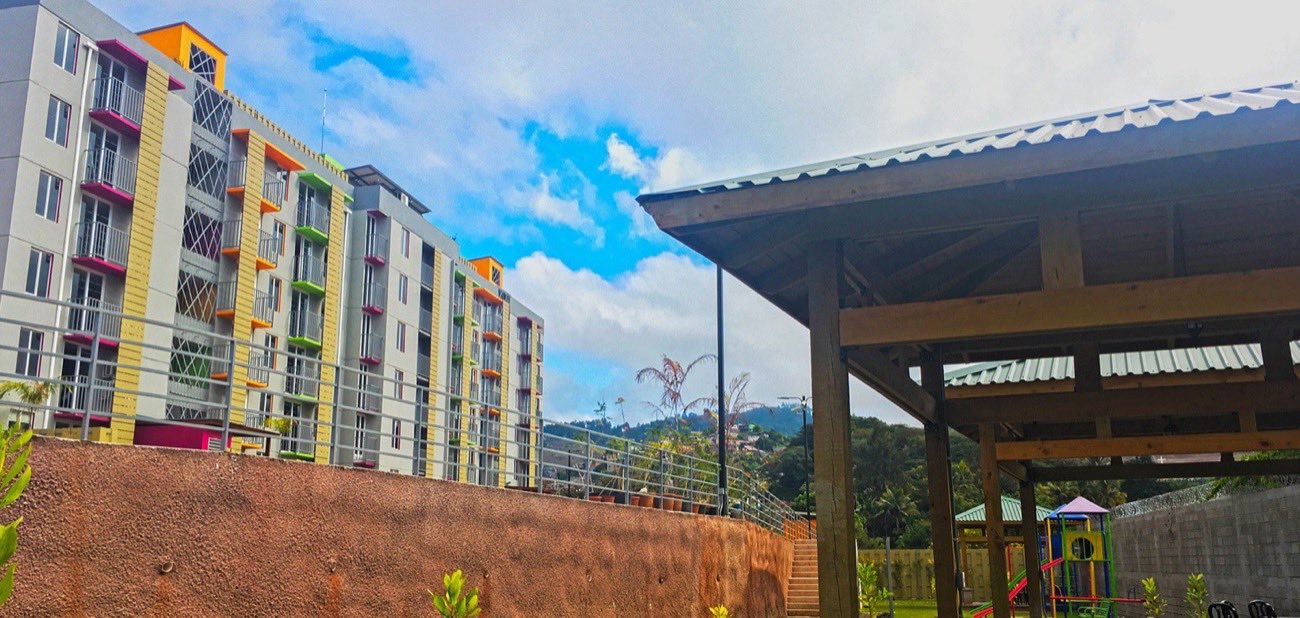 Kiosco de barbacoa junto al edificio