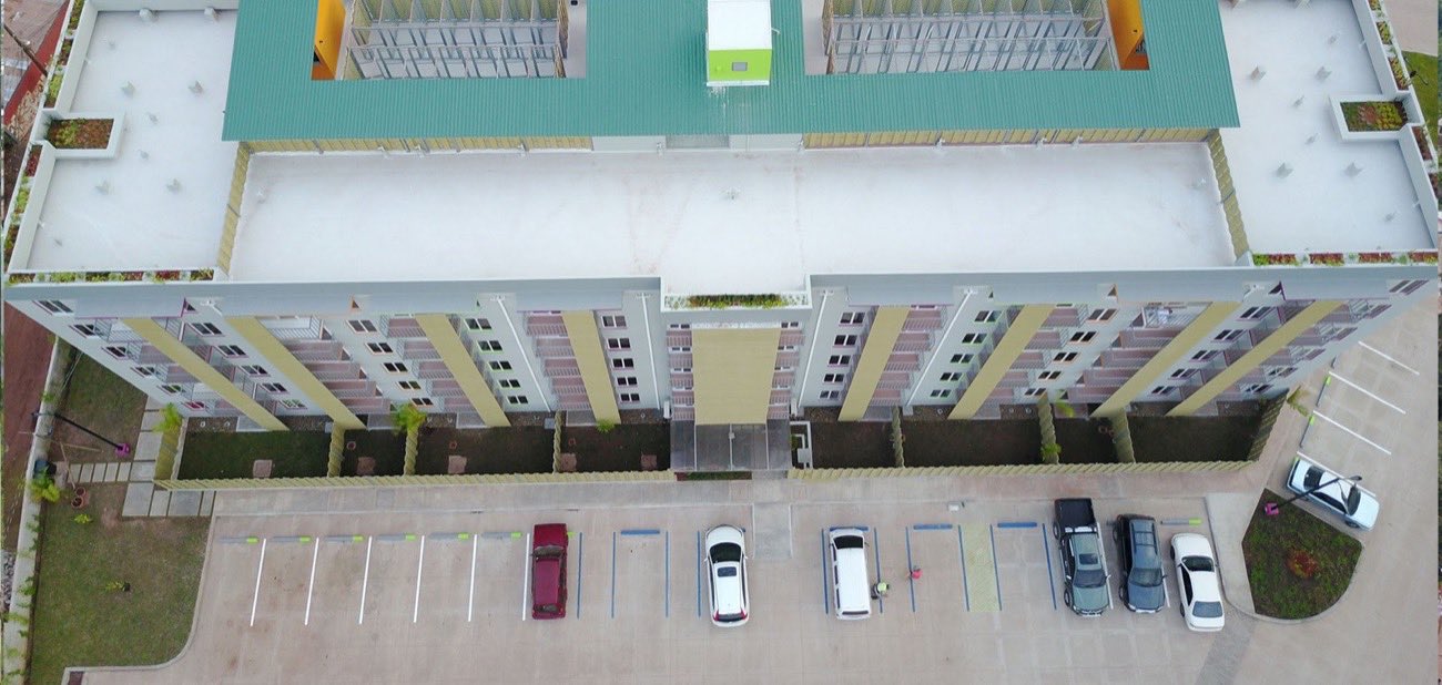 Vista cenital del edificio y su parqueo asignado