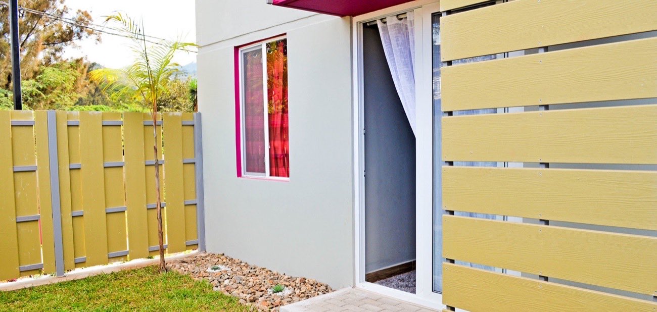 Acceso de un apartamento de planta baja con jardín